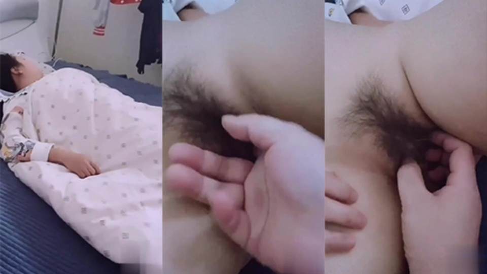 【母子乱伦】真实缺德儿操妈妈，妈妈万般拒绝却淫水直流，突然被敲门吓尿